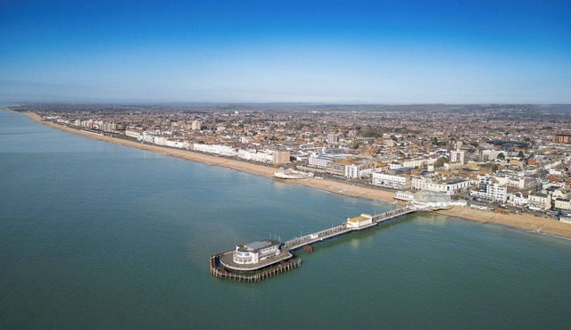 A beautifully decorated 3 bedroom seaside apartment in Worthing