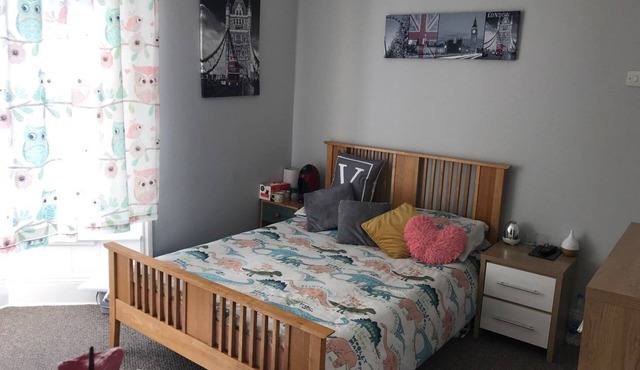 A beautifully furnished, modern two bedroom flat in the area of Baffins.