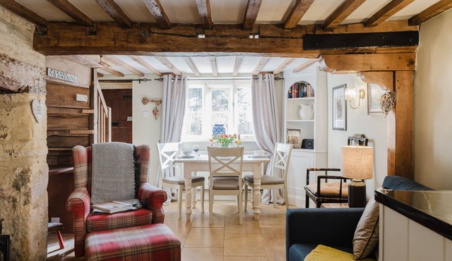 A beautifully presented two bedroom Cotswold stone cottage in the Cotswolds - Cobblers Cottage, More