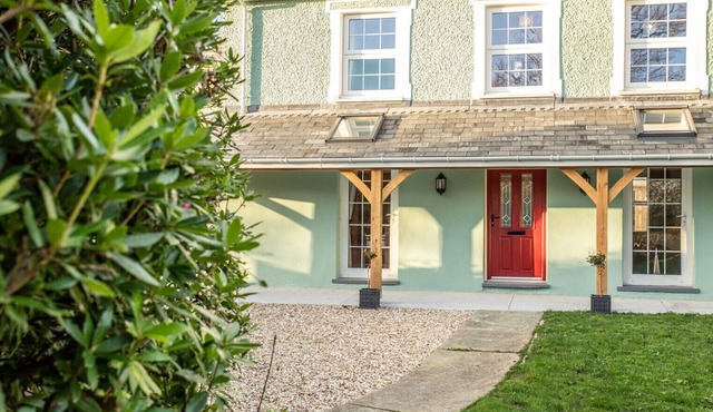 A beautifully renovated farm house on the coast with a hot tub & outdoor bar