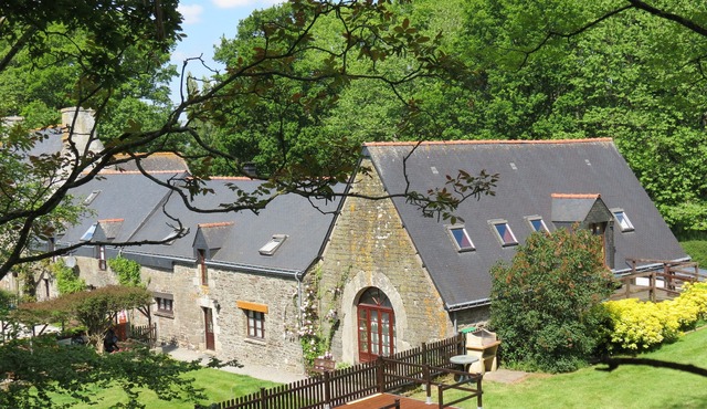 A Beautifully Restored Coach House With Heated Pool in large garden
