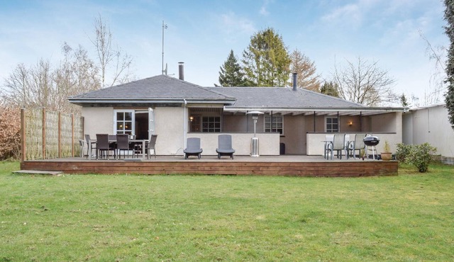 A beautifully stylish cottage, decorated in light colors and furnished in a modern style.