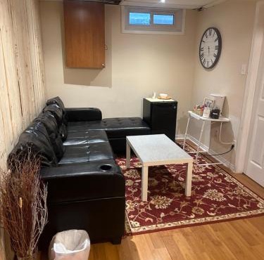 A bed of 2 beds cute room for females only - Pour les femmes seulement