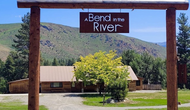 A Bend in the River Lodge - Dog Friendly and Next to the River, 3 Bedroom Option