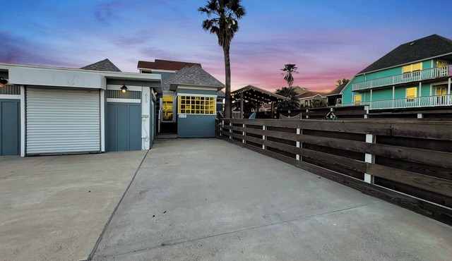 A block from beach * PRIVATE POOL* Bunk Room * Large Screened in hang out porch