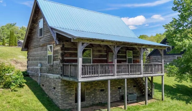 A Blue Ridge Haven! Cozy, contemporary log cabin by Dan River, wineries, mtns!