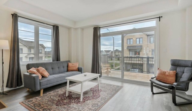 A Brand New 4BR Townhouse in Thorold Retreat