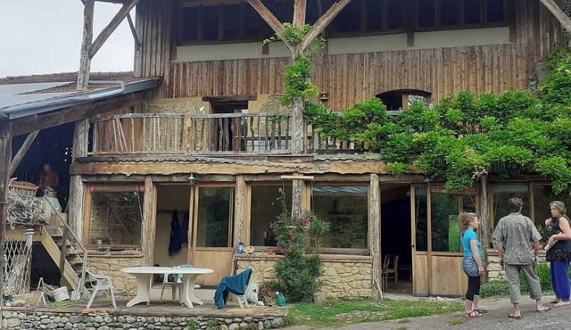 A bucolic getaway in a large detached house with activity room