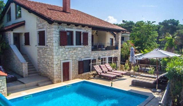 A/C 4 bedroom Villa, Pool, sea views beach 6 minutes walk. Sleeps 8 people.