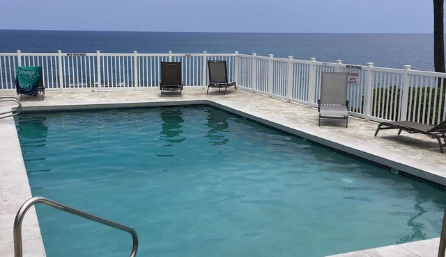 A/C and Ocean front pool, 1bedroom Condo on Ali’i drive in the heart of Kona ❤️