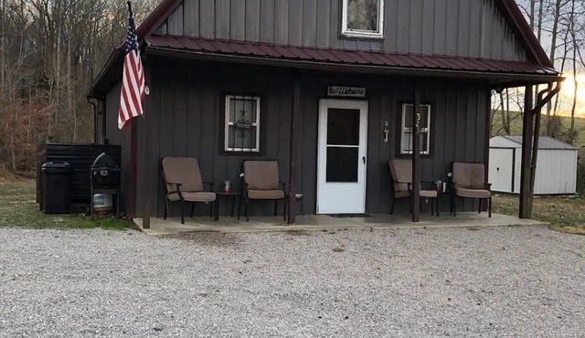 A & C Cabin: Entire cabin- Burkesville, Kentucky, near golf course and boat ramp