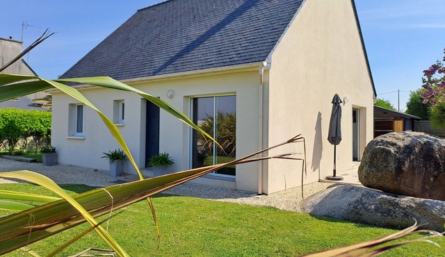 A/C from 357€: House CLASSIFIED 3*; single-storey, seafront, enclosed garden, pets OK.