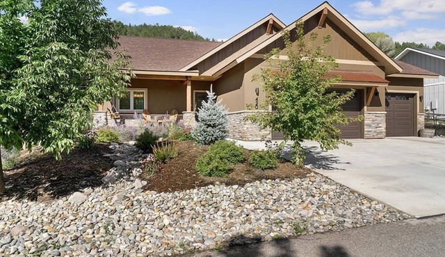 A/C, Hot Tub, Fire Pit, Fenced Yard, Pet Freindly!
