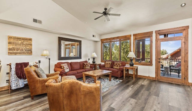 A/C, Large Deck, Private Washer/Dryer, Multiple Pools & Hot Tubs - Free Bus Route