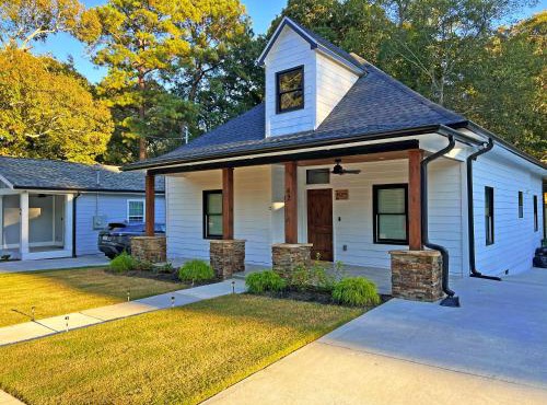 A Cabin in the City with a 5 Star Lush Backyard