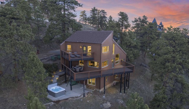 A Cabin in the Clouds: Peaceful Mountain Retreat w/Hot Tub & Spectacular Views!