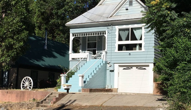 A cabin with beautiful mountain views