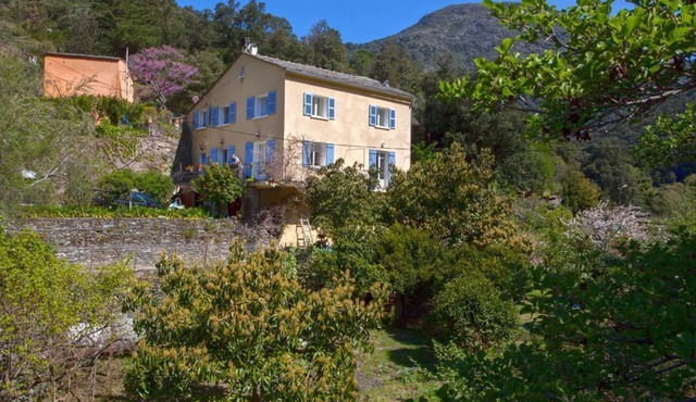 A Casa Apartment sleeps 8, located between scrubland, river and sea
