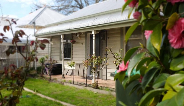 A central and quiet cosy cottage - the perfect stay for pets and families