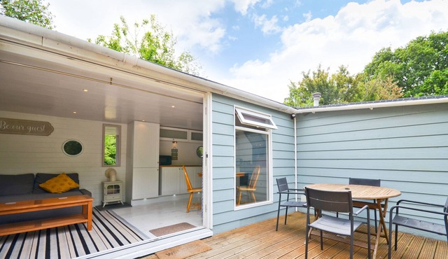 A chalet that sleeps 4 guests in 2 bedrooms