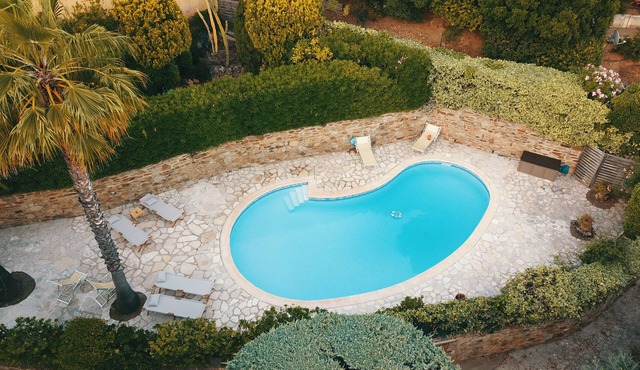 A charming villa 5 minutes walk from the Canadel beach