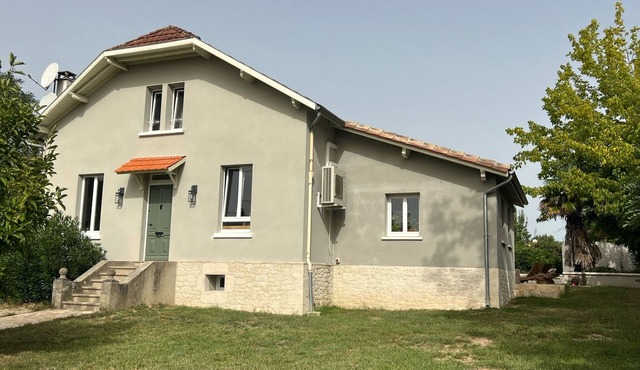 A charming 4 bedroom townhouse, easy walking distance to Eymet village.