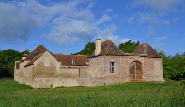A charming and cozy little castle, surrounded by ponds. Nature, calm .