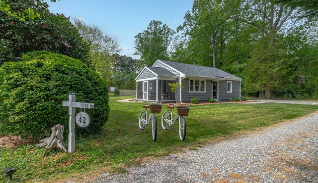 A charming and peaceful getaway in the heart of Irvington, Virginia.n
