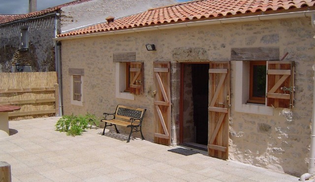 A charming barn in rural hamlet near Sigournais, 30 minutes from Puy du Fou.
