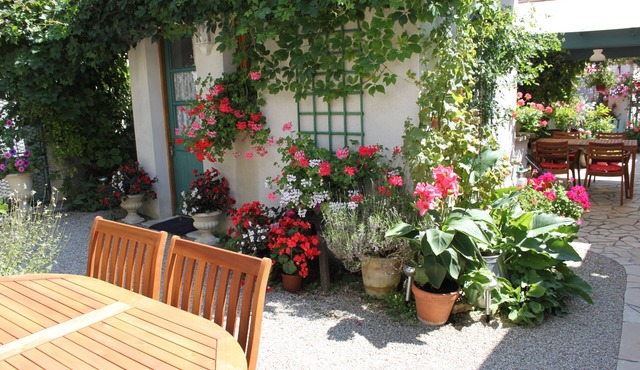 A Charming Charentaise Converted Barn with courtyard garden and barbecue