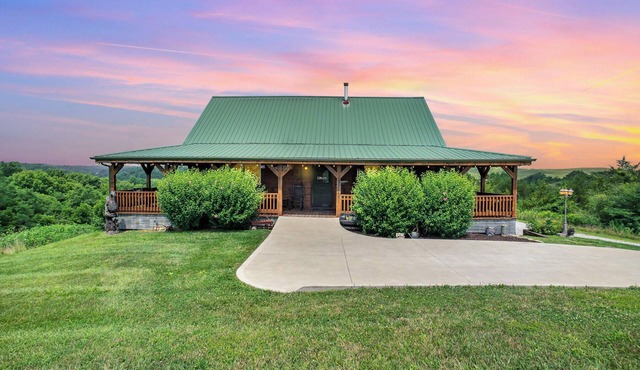 A charming cabin blended with rustic warmth and modern comfort in Williamstown.