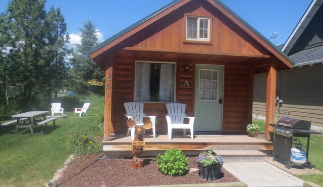 A charming cabin close to Glacier National Park, Flathead Lake, and ski resorts.