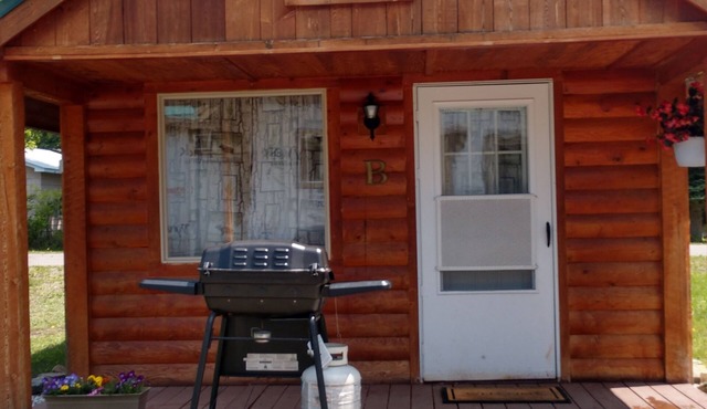 A charming cabin close to Glacier National Park, Flathead Lake, and ski resorts.