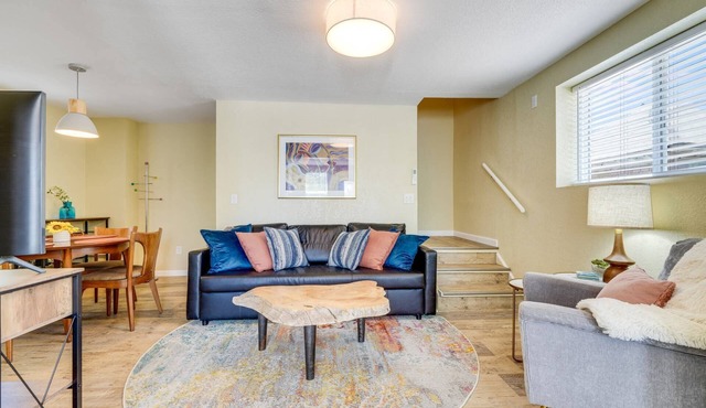 A Charming Cottage Retreat for Your Next Getaway! Pets with Fee