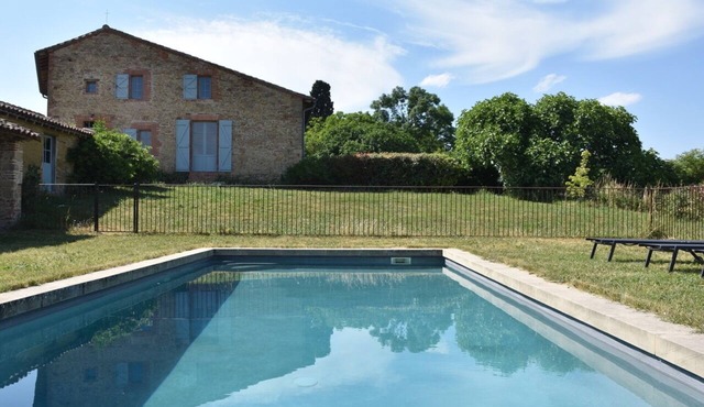 A charming farmhouse with swimming pool in the Toulouse countryside.