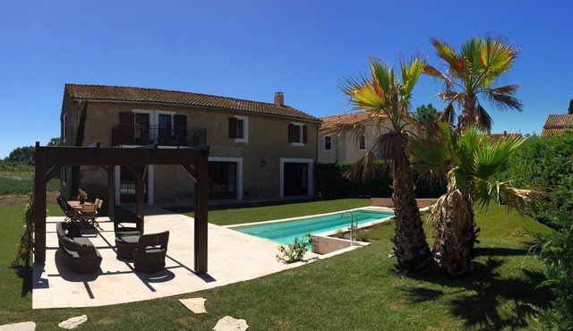 A charming detached house with a pool on a historical winemaking estate