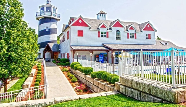 A Charming Lakeside Escape with Endless Family Fun- Branson Family Fun-3 Bd.