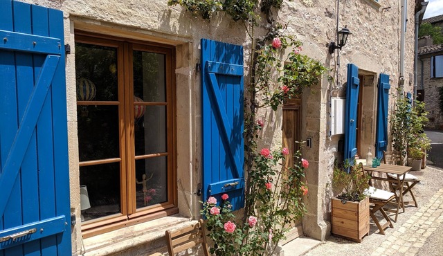 A charming pet friendly country house with modern amenities.