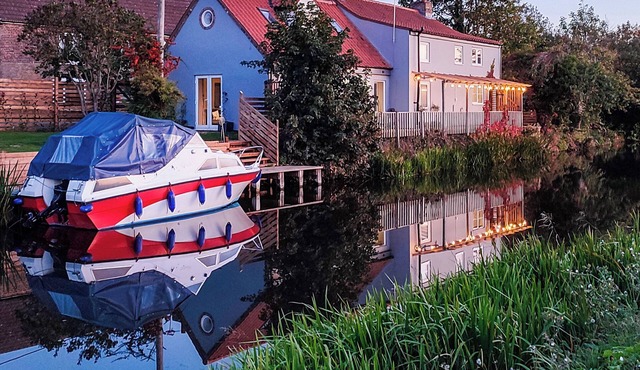 A charming riverside cottage in Upwell, accommodating up to 7 guests.