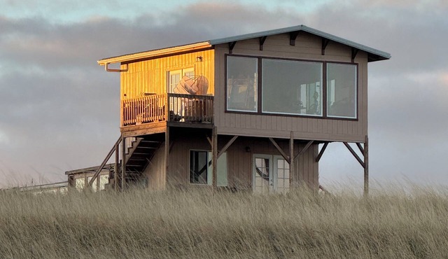 A charming, secluded, off-grid, quiet and a 180 degree view of the ocean.
