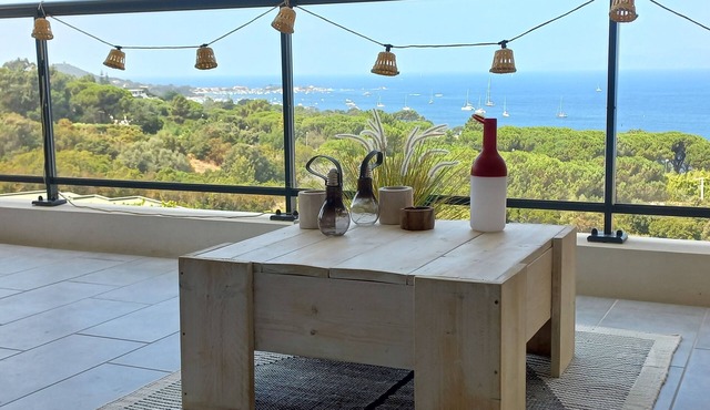 A charming setting with the sea in full view!