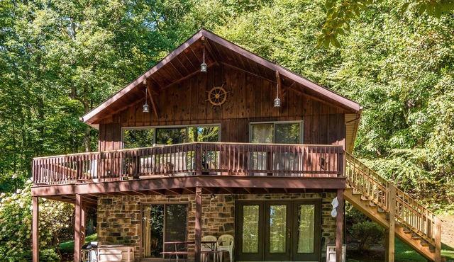 A Charming & Spacious Mountaintop Retreat with Spectacular View!