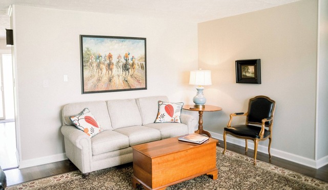 A cheerful, 4 bed - ample room to gather and play!