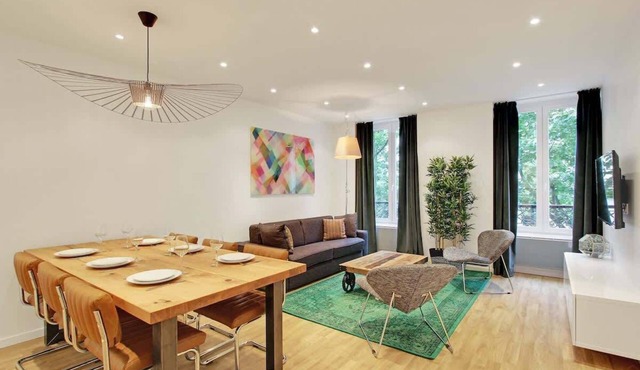 A Chic 2-BR in the Champs Elysées