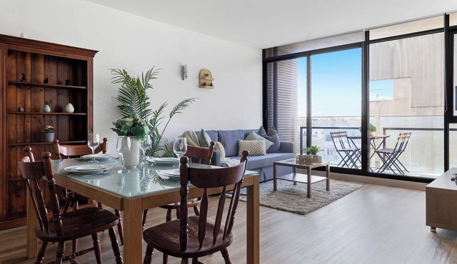 A Chic 2BR Apt Near Melbourne Uni, FREE Parking