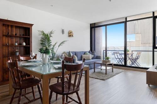 A Chic 2BR Apt Near Melbourne Uni FREE Parking