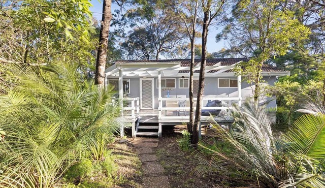 A Classic Beach House - Waterfront Access and Short Walk to Beach