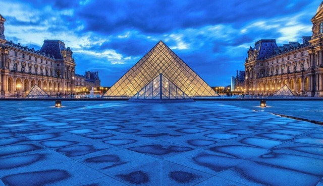 A CLASSIC HAUSSMANNIAN ELEGANCE ,MOMENTS FROM THE OPÉRA, LOUVRE & PLACE VENDÔME