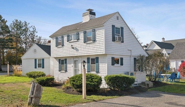 A coastal cottage steps from Pine Point Beach!