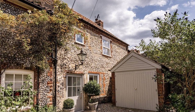 A coastal retreat walking distance from the Quay!